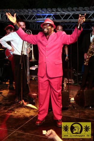 Roy Ellis (Jam) with Kalles Kaviar - This Is Ska Festival - Wasserburg, Rosslau 27. Juni 2008 (15).JPG